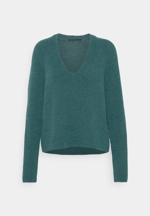 Pull en maille manches longues de couleur sarcelle avec un col en V profond et un ourlet légèrement incurvé, présenté à plat sur fond blanc.