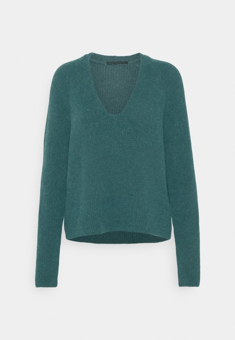 Pull en maille manches longues de couleur sarcelle avec un col en V profond et un ourlet légèrement incurvé, présenté à plat sur fond blanc.
