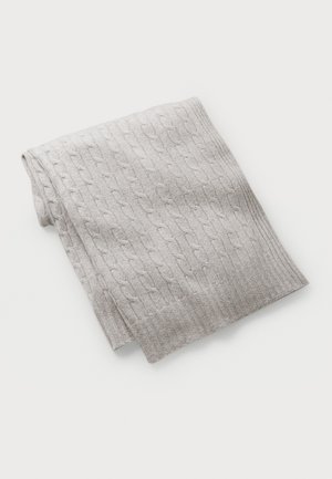 Écharpe en gris tricotée avec un motif en torsades et des extrémités côtelées, fabriquée à partir d'un matériau doux et texturé. Pliée et posée à plat.