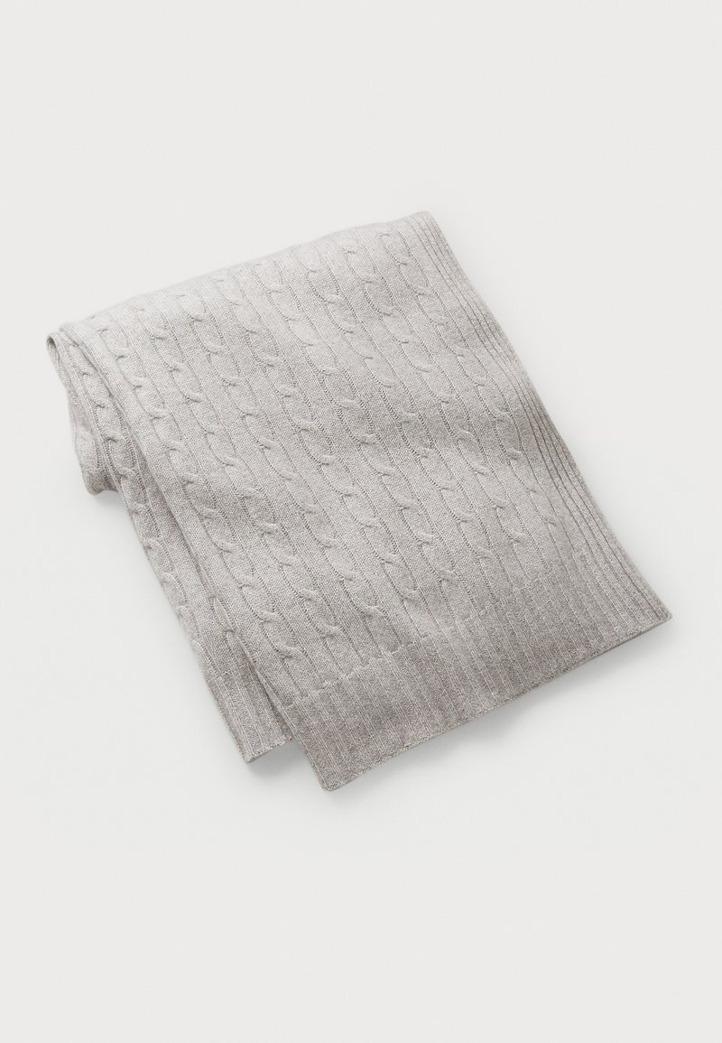 Γκρι πλεκτό κασκόλ με μοτίβο καλωδίου και ριμπ άκρα, κατασκευασμένο από μαλακό, υφασμάτινο υλικό. Διπλωμένο και τοποθετημένο επίπεδα.