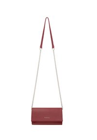 Borsa a tracolla rossa in pelle con tracolla in catena argentata, forma rettangolare, texture liscia, pattina pieghevole e logo in rilievo sul fronte.