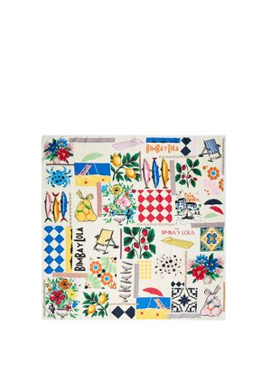 Tela cuadrada con estampados coloridos de flores, frutas, peces, sillas de playa, sombrillas y la marca Bimba Y Lola sobre un fondo crema.