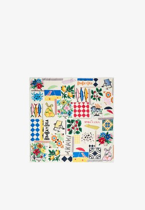 Quadratischer Stoff mit bunten Drucken von Blumen, Früchten, Fischen, Strandstühlen, Sonnenschirmen und Bimba Y Lola-Branding auf cremefarbenem Hintergrund.