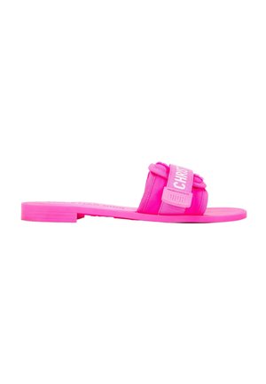 Felroze platte slippers met gevoerde band en witte "Christian Dior" tekst op de band bovenop.