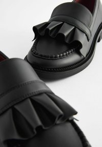 Next FOREVER COMFORT RUFFLE  REGULAR FIT - Zapatos sin cordones - black