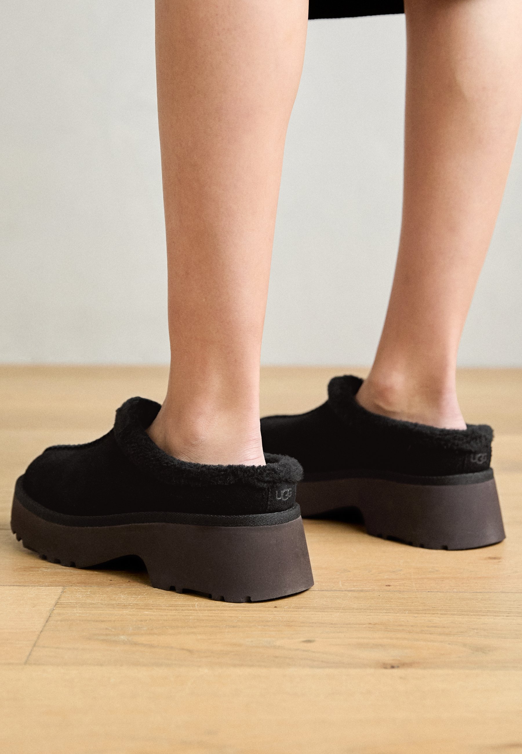UGG ブラックファー ミュール UGG NEW HEIGHTS COZY - Mules de tacón - black/negro - Zalando.es