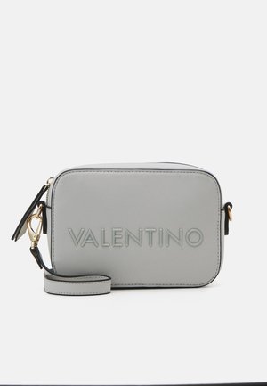 Bolso cruzado de cuero gris con logotipo grabado "VALENTINO", forma rectangular, herrajes dorados y correa desmontable.