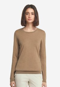 Brun långärmad tröja i ett mjukt, texturerat material. Har en rund halsringning och en avslappnad passform, med en slät finish.