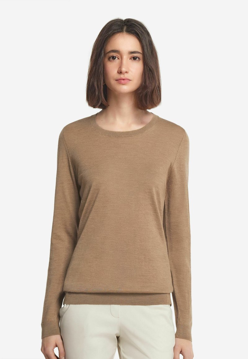 Brun långärmad tröja i ett mjukt, texturerat material. Har en rund halsringning och en avslappnad passform, med en slät finish.