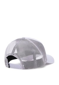 Gorra blanca con malla en la parte trasera, visera plana y cierre ajustable a presión. Presenta una textura suave y un diseño minimalista.