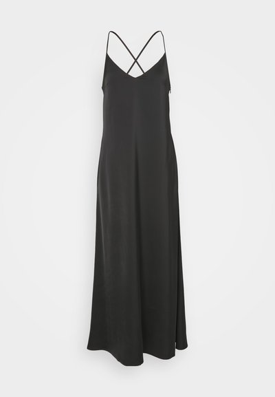 Abito maxi in satin nero con corpino aderente, sottili spalline incrociate e uno spacco laterale, che mette in mostra una texture liscia e fluida.