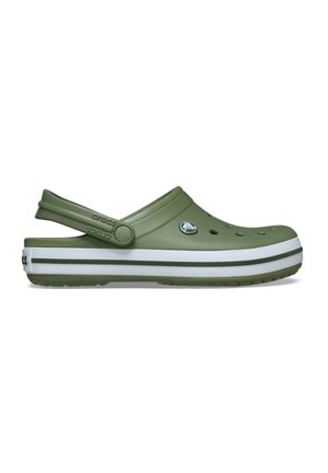 Zueco de goma verde con agujeros de ventilación, correa ajustable en el talón y suela con rayas blancas, mostrado de perfil sobre fondo blanco.