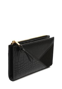 Portafoglio nero in pelle texturizzata con un mix di pelle di coccodrillo e suede liscio. Chiusura con zip dorata e dettagli accentuati sul davanti.