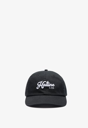 Sort baseballcap med hvidt broderet "Hatline LAB."-logo på fronten, vist mod en hvid baggrund.