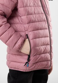 Lys pink pufferjakke med horisontalt kviltet design, frontlynlås, sidelommer og elastiske manchetter. Glat, vandafvisende materiale.