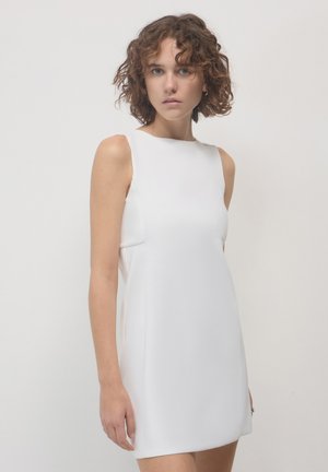 Weißes ärmelloses Kleid mit einem schlichten, strukturierten Design, das eine glatte Textur und einen knielangen Schnitt aufweist, ohne sichtbare Muster oder Metallelemente.