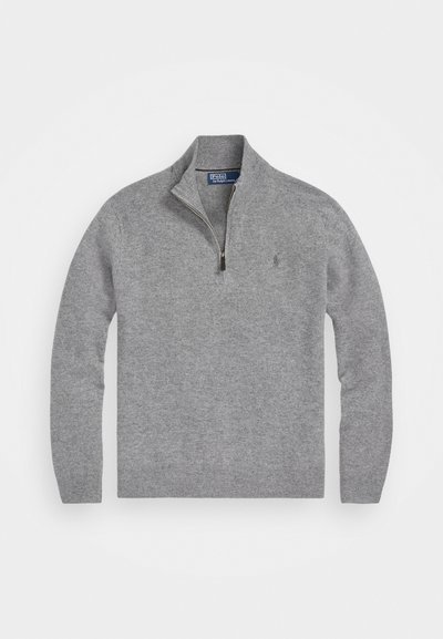Grå zip-neck sweater lavet af blødt strikkemateriale. Har lange ærmer og et lille logo på brystet. Enkel og klassisk design.