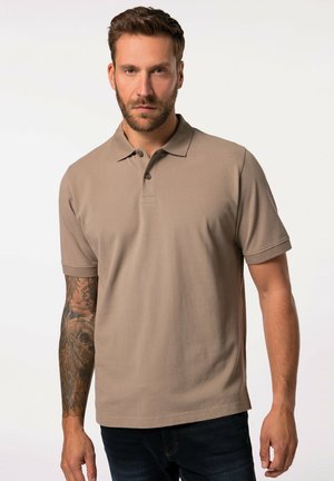 Camisa polo beige de algodón con cuello, tapeta de tres botones, mangas cortas y un corte relajado.