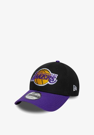 Cappello nero con visiera viola, caratterizzato da un logo "Los Angeles Lakers" ricamato e un design di pallacanestro sul fronte. Fit regolabile.