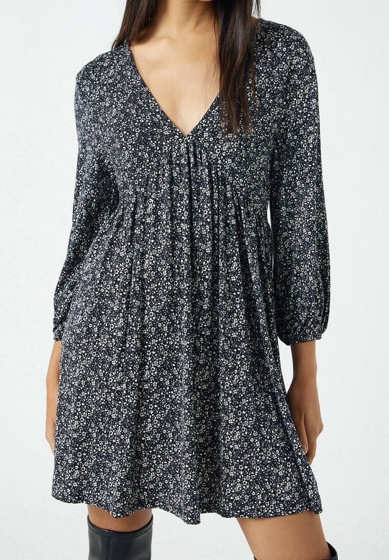 PULL&BEAR Žerzejové šaty - black