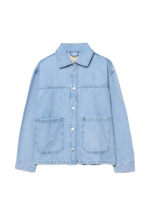 Svijetloplava traper jakna s dugim rukavima, prednjim kopčama na kopčanje, dva velika prednja džepa, i klasičnim ovratnikom.