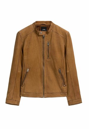 Brązowa skórzana kurtka z kołnierzem stojącym, przednim zamkiem błyskawicznym i trzema kieszeniami na zamek na białym tle.