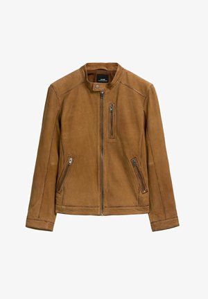 Brązowa skórzana kurtka z kołnierzem stojącym, przednim zamkiem błyskawicznym i trzema kieszeniami na zamek na białym tle.