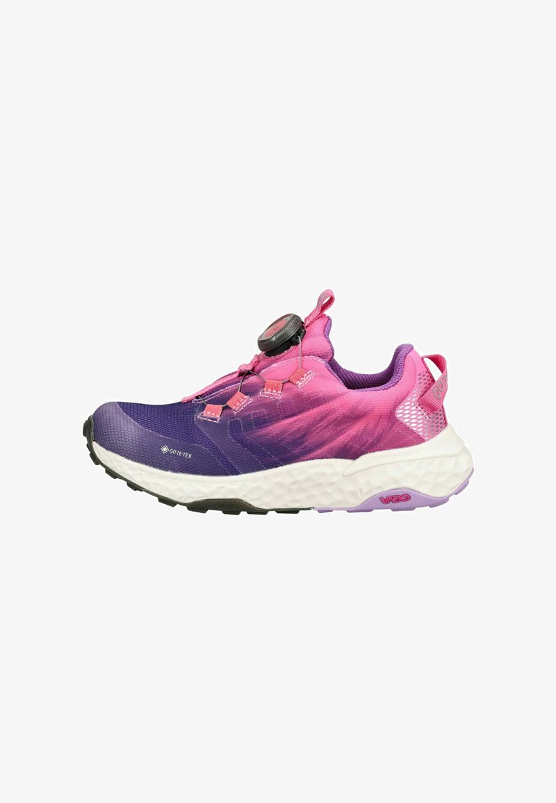 Zapatilla de correr rosa y morada con suela blanca, etiqueta Gore-Tex y un sistema de cordones con dial circular negro.