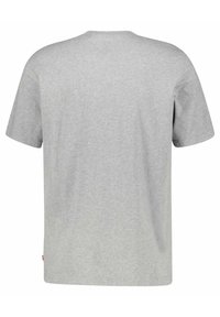 Camiseta de algodón gris con mangas cortas, cuello redondo y una textura suave. Sin patrones ni acentos visibles. Se muestra la vista de la parte posterior.