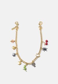 Bracciale in metallo dorato con charm di vari colori: ciliegie rosse, dinosauro verde, ragno nero, cuore dorato e altro ancora.
