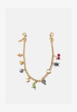 Pulsera de charms de metal dorado con diversos charms de colores: cerezas rojas, dinosaurio verde, araña negra, corazón dorado, y más.