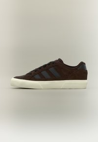 Δεν επιλέχθηκε, aurora coffee/core black/chalk white