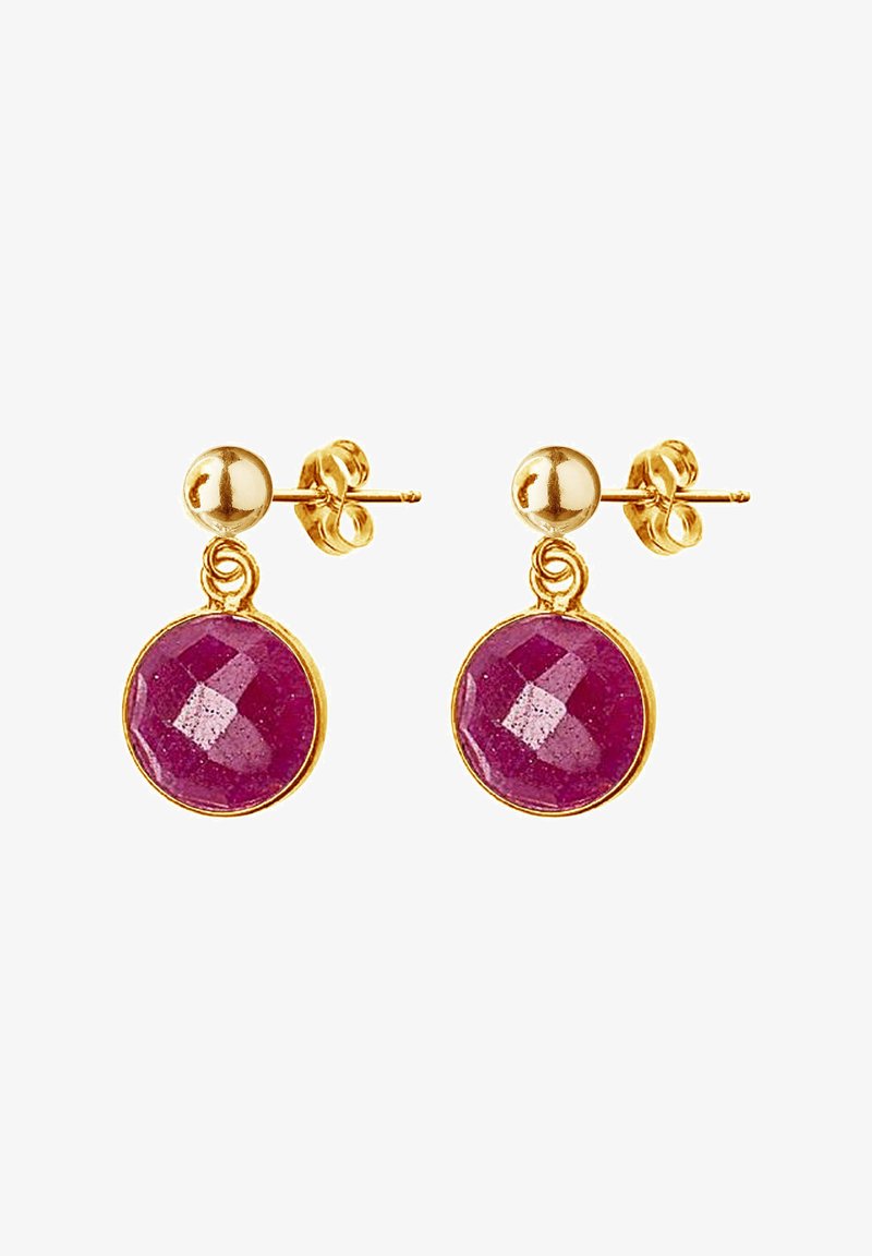 Boucles d'oreilles en or avec des pierres gemmes violettes rondes et facettées. Le design comprend une boule lisse en or sur chaque pierre, accentuant le détail.