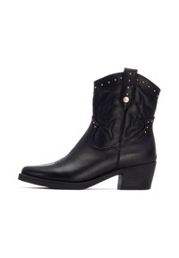 Bota vaquera de cuero negro con bordado estilizado, tachuelas doradas en la parte superior, punta afilada y tacón apilado.