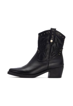 Bota vaquera de cuero negro con bordado estilizado, tachuelas doradas en la parte superior, punta afilada y tacón apilado.