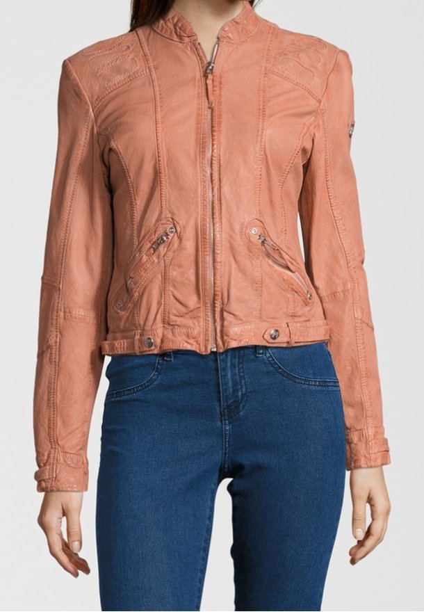 Giacca in pelle color corallo con chiusura a zip, collo alto e cuciture decorative. Presenta due tasche con zip e un design aderente.