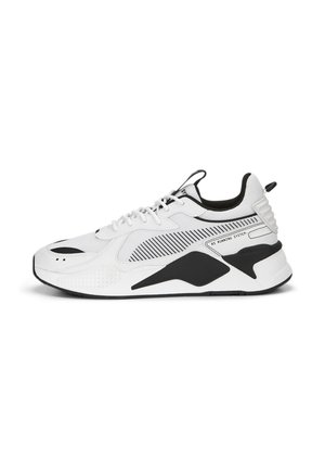 Biało-czarny sportowy sneaker z zapięciem na sznurówki, siateczkową i syntetyczną cholewką, grubą podeszwą oraz napisem „RS Running System” z boku.