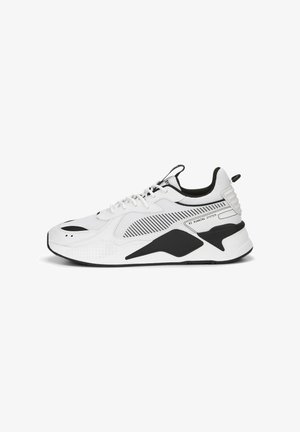 Biało-czarny sportowy sneaker z zapięciem na sznurówki, siateczkową i syntetyczną cholewką, grubą podeszwą oraz napisem „RS Running System” z boku.