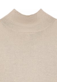Jersey de cuello alto beige con una textura de punto fino. Presenta un cuello ajustado y una superficie lisa y uniforme sin patrones visibles.