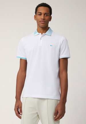 Hvid polo-shirt med en struktureret lyseblå krave og detaljer. Har korte ærmer og et lille, blåt logo på brystet.