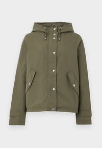 Veste à capuche vert olive avec des boutons-pression à l'avant, un cordon de serrage et des poches à rabat inclinées de chaque côté.