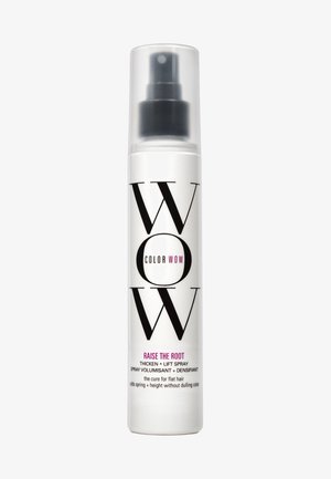 Flacone spray bianco con tappo trasparente. Presenta testo in grassetto nero e lavanda che recita "COLOR WOW RAISE THE ROOT." Design texture per una presa migliore.