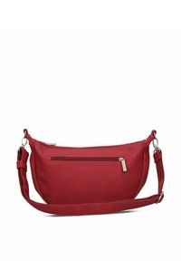 Borsa in pelle a forma di mezzaluna rossa con tracolla regolabile e tasca frontale con zip e tirazip in argento.