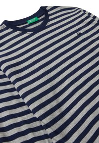 Dunkelblau gestreiftes Langarmhemd in Hellgrau mit dunkelblauem Kragen und kleinem gesticktem schwarzen Logo auf der Brust.