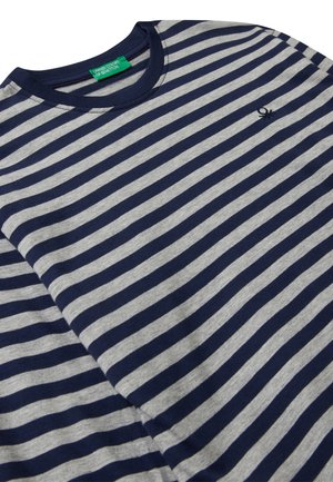Chemise à manches longues à rayures bleu marine et gris clair, avec un col bleu marine et un petit logo noir brodé sur la poitrine.