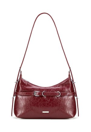 Bordeauxfarbene Lederhandtasche mit geschwungener Form, silbernen Hardware-Details, doppelten Trägern und einer strukturierten Oberfläche. Reißverschlussverschluss oben.