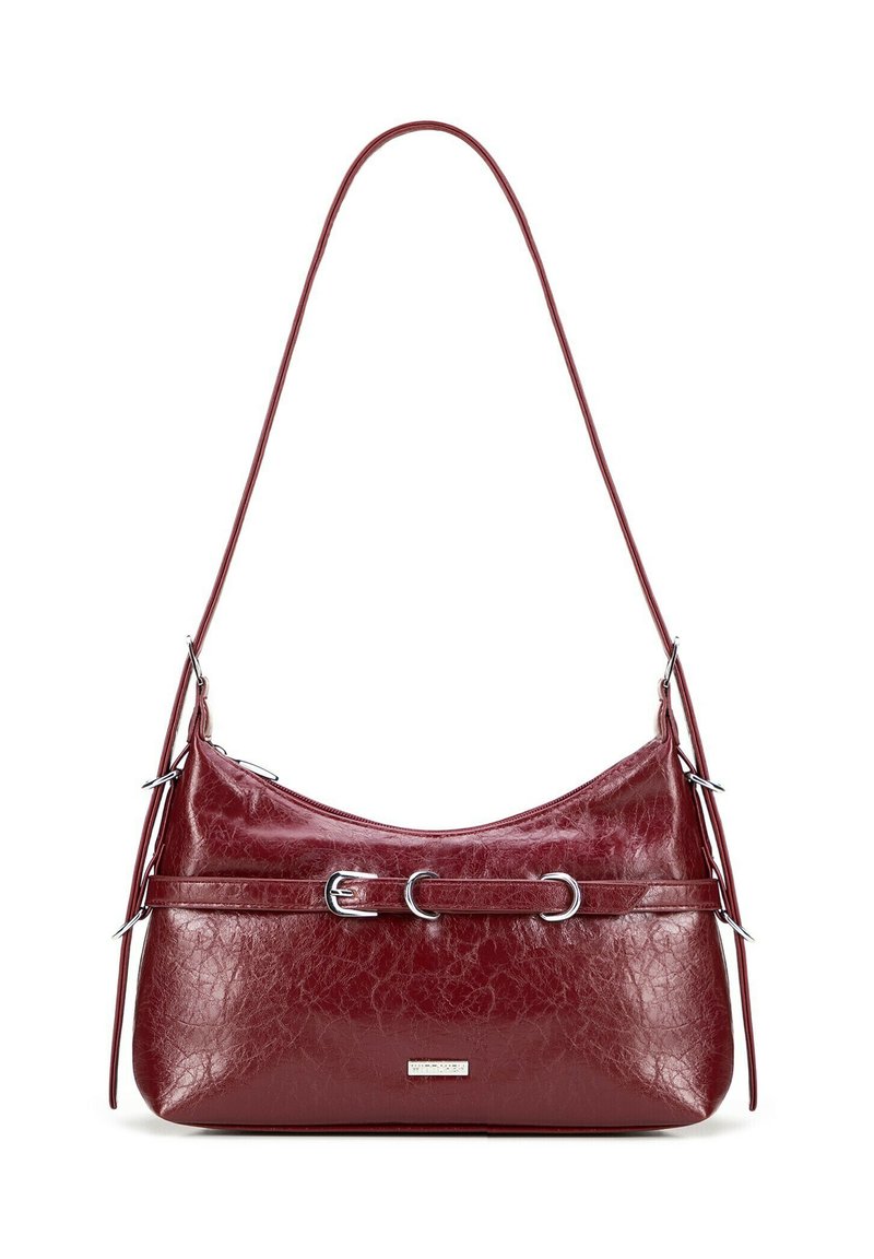 Bordowa skórzana torebka w kształcie łuku, z akcentami w srebrnym kolorze, podwójnymi uchwytami i teksturowaną powierzchnią. Zamek błyskawiczny na górze.