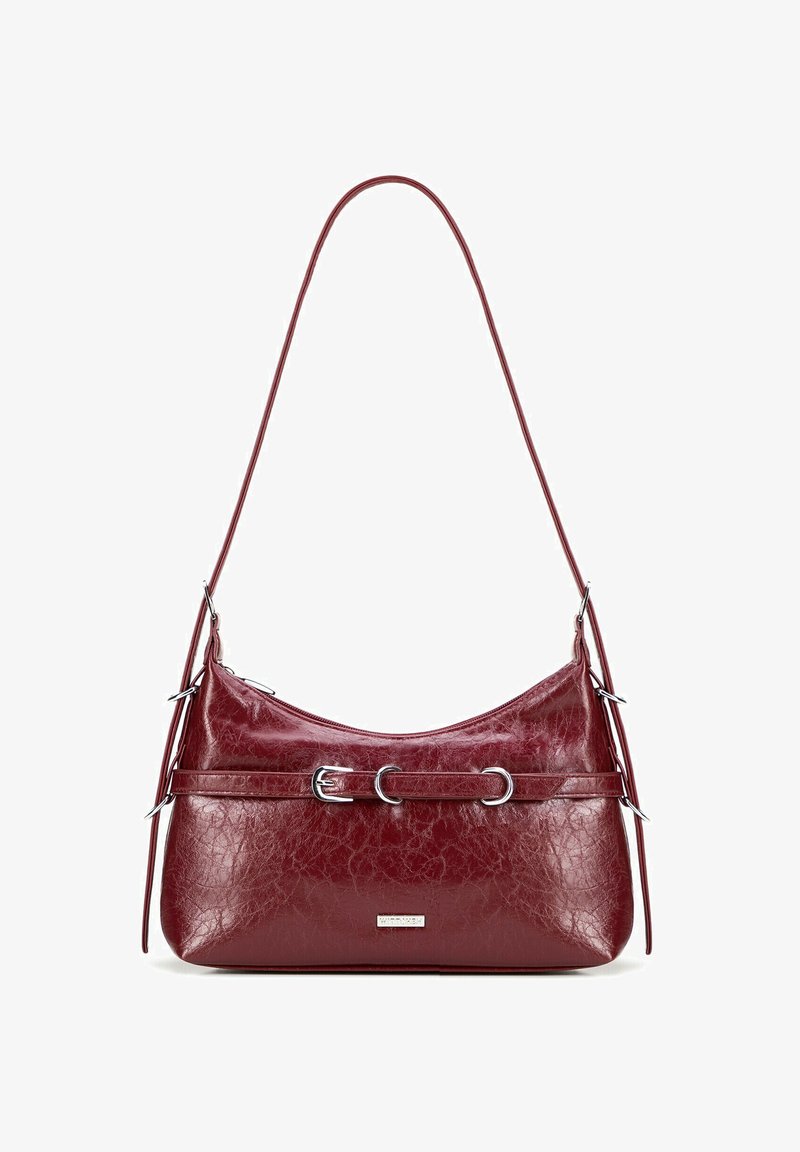 Bordeaux leren handtas met een gebogen vorm, zilveren hardware accenten, dubbele handvatten en een gestructureerd oppervlak. Ritssluiting aan de bovenkant.
