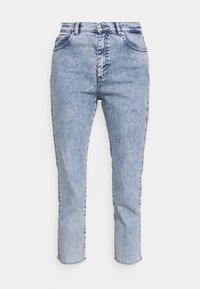Jeans de mezclilla de cintura alta en azul claro, con un corte recto, un ligero desvanecimiento y dobladillos sin rematar en el tobillo. Diseño clásico de cinco bolsillos.