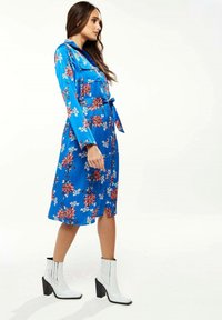 Liquorish FLORAL PRINT IN BRIGHT - Shirt dress - blue